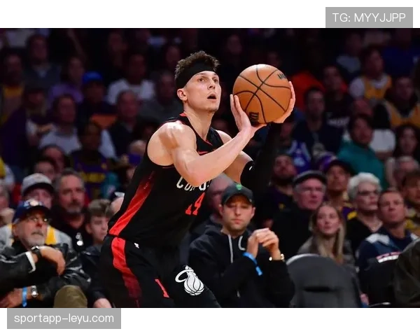 希罗提升无球跑动效率，关键回合得分拉开与替补差距