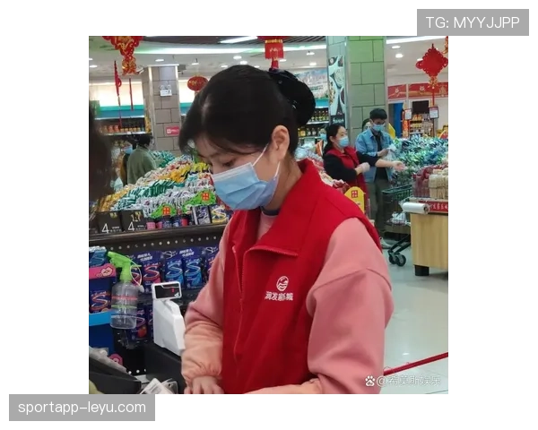 蒋林静买菜像拍大片，超市阿姨一脸问号